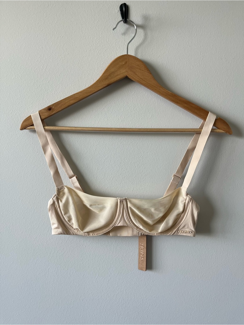 SKIMS No Show Molded Unlined Balconette Bra 34A NWT Sand Color